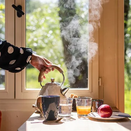 Les Des Marais Bed & Breakfast